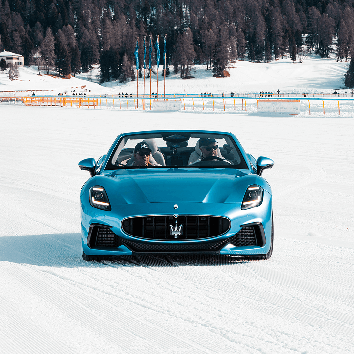 Zdjęcie błękitnego samochodu Masseratti