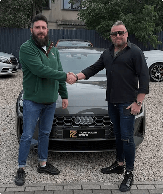 Dwoje ludzi podających sobie dłonie